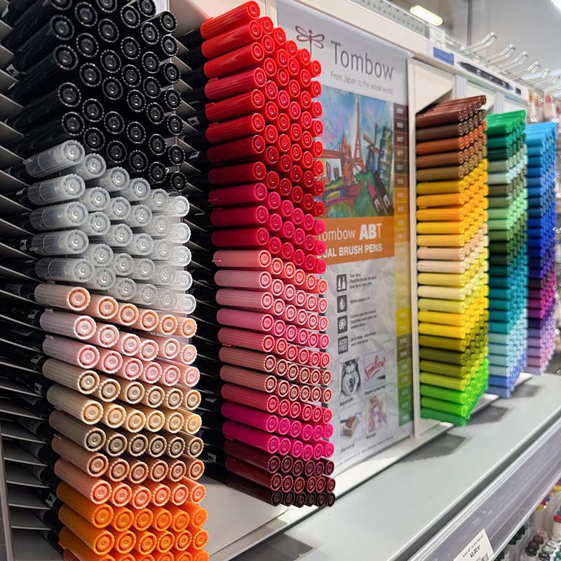 Ett ställ med pennorna i serien Tombow ABT i butiken