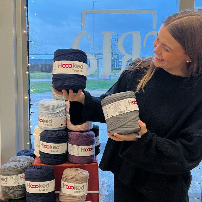 Emelie i Crias butik Emelie i Crias butik och håller Hooked T-shirtgarn