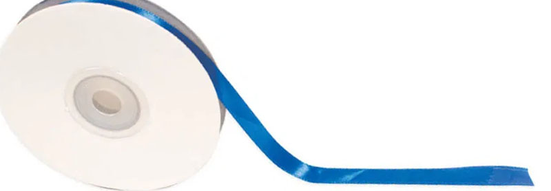 En rulle med blått satinband, 10 mm bredd