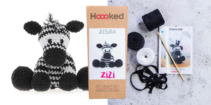 DIY-kit amigurumi zebra Zizi med innehållet och slutresultat