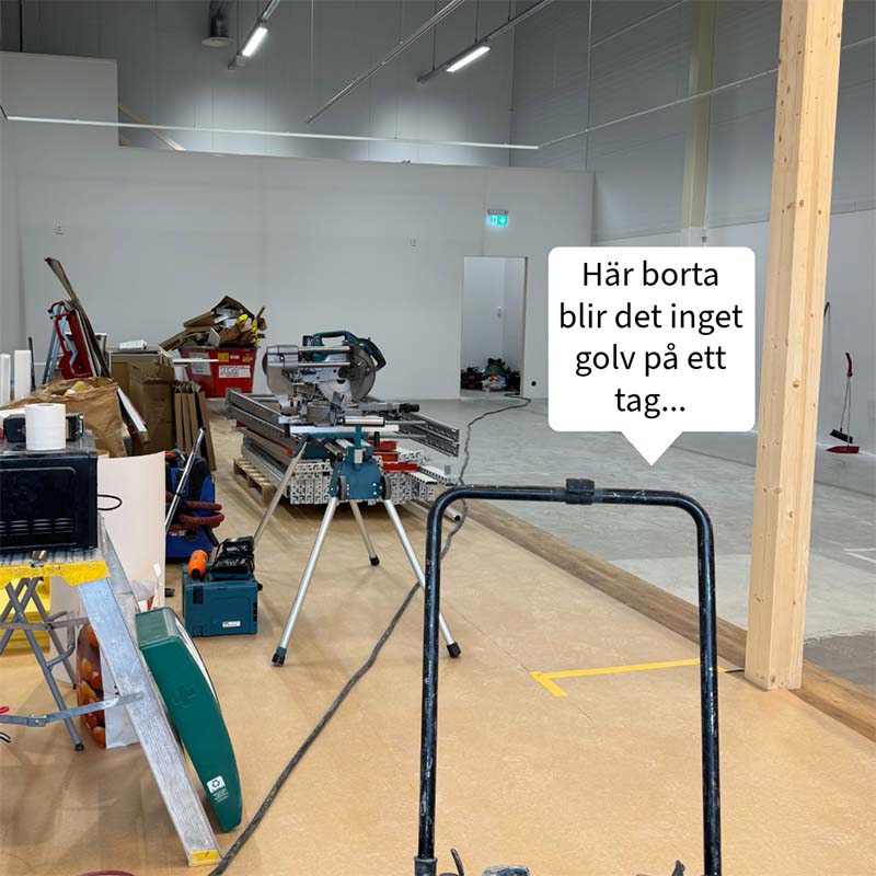 Bygget av Crias nya butik. Halva butiken har golv medan andra halvan inte har