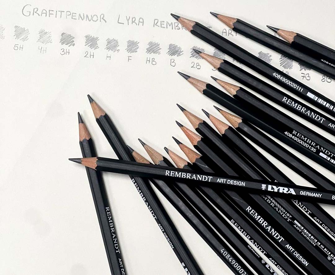 Flera skisspennor på ett papper, Lyra Rembrandt