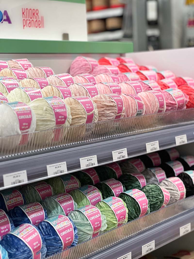 Bild från Crias Butik i linköping. På bilden finns Amigurumi-garn i många olika färger
