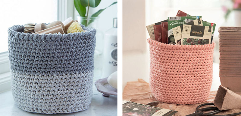 Två stycken korgar i olika färger virkade av garnet Ribbon