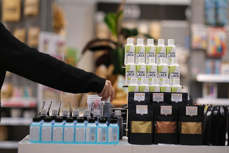 Flera olika produkter för patinering på Crias event i butiken i Linköping