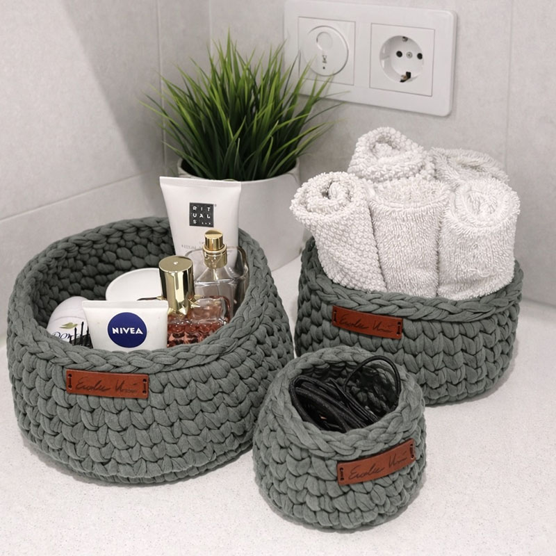 Virkade korgar i badrum Tre stycken virkade korgar placerade i ett badrum. En typ av många korgar man kan virka på Crias Virkkurs i Linköping