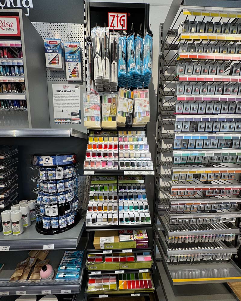 Ett ställ med japanska akvarellfärgen Gansai Tambi i Crias butik i Linköping. Till höger om stället står Winsor & Newton Professional akvarellfärg och till vänster finns andra akvarellfärger från Rosa och Van Gogh