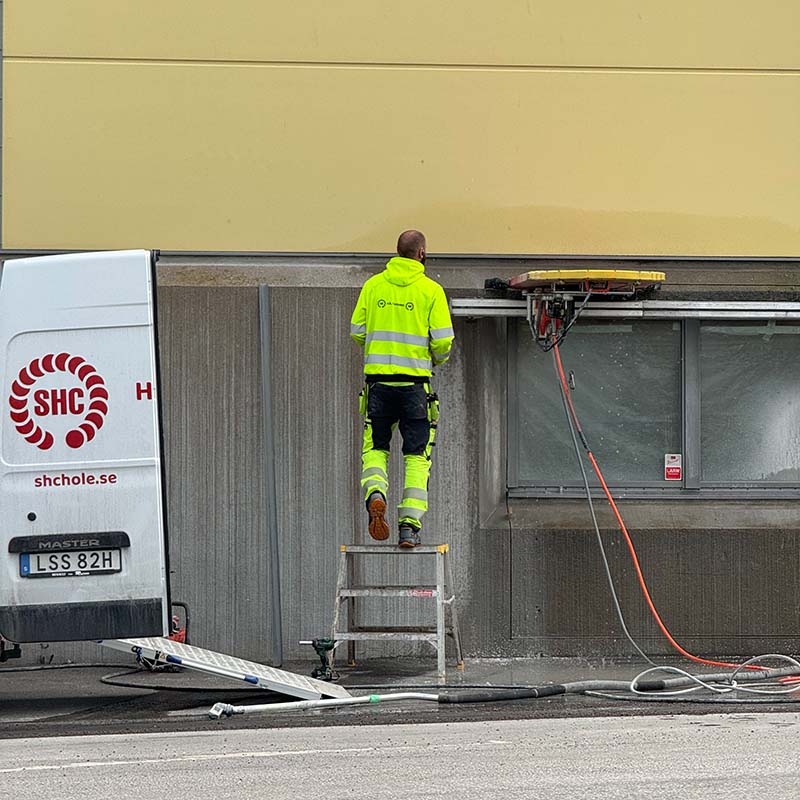 Ett företag sågar ut betongen till Crias nya butiksentré