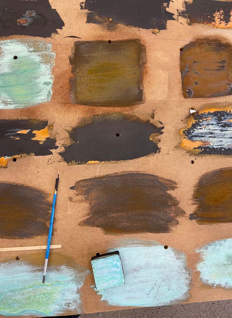 Många olika tester av patina, rostpatina, grön patina och blå patina