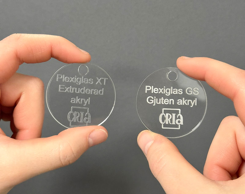 Exempel på gravyr i Plexiglas XT och Plexiglas GS