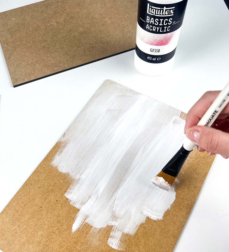 Det första lagret med gesso på MDF blir ofta flammigt