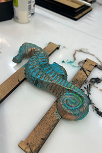 Ärgad sjöhäst i blågrön patina