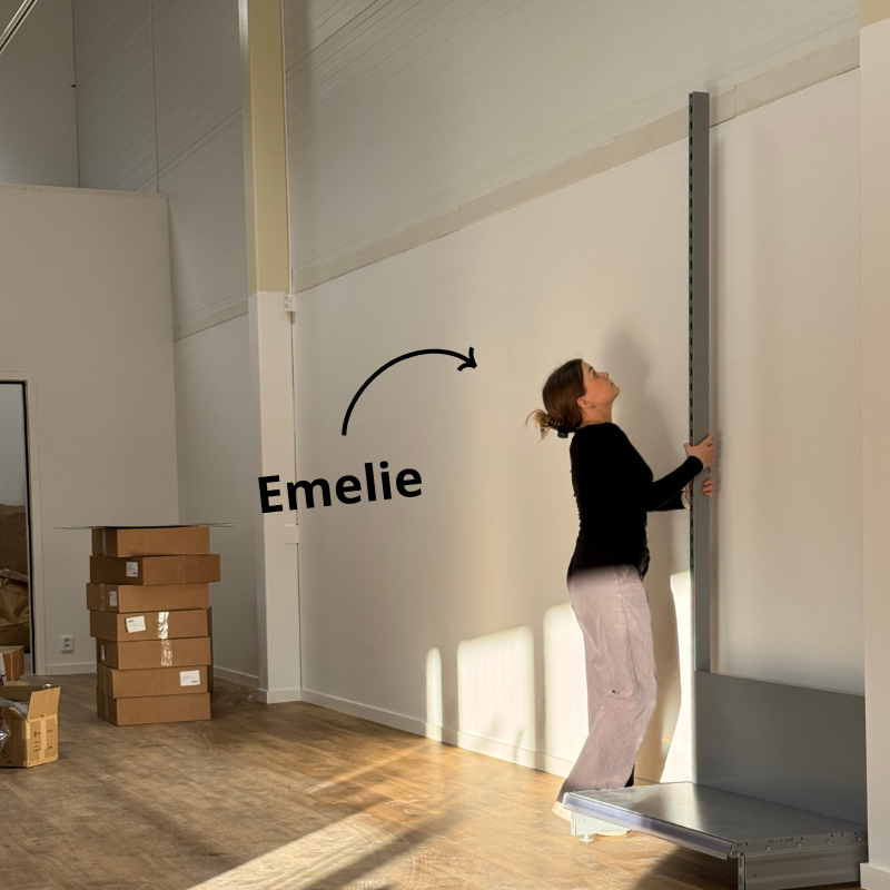 Emelie bygger ställ mot vägg