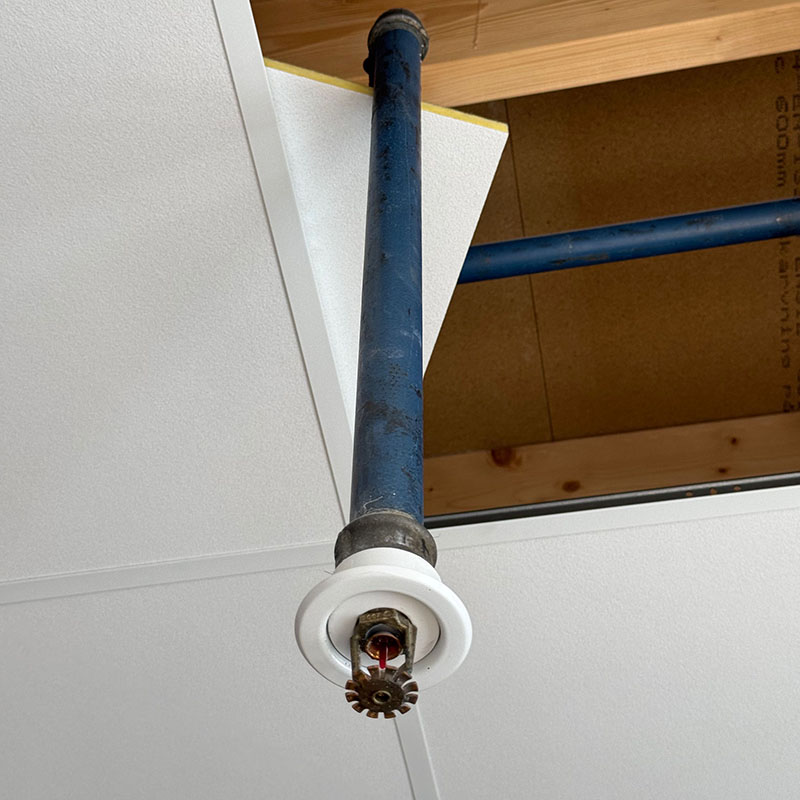 Sprinklersystem i taket i nya butiken hos Cria