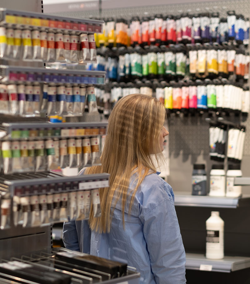 Crias butik i Linköping, många färgtuber på bilden. På bilden syns även Emma som jobbar på Cria