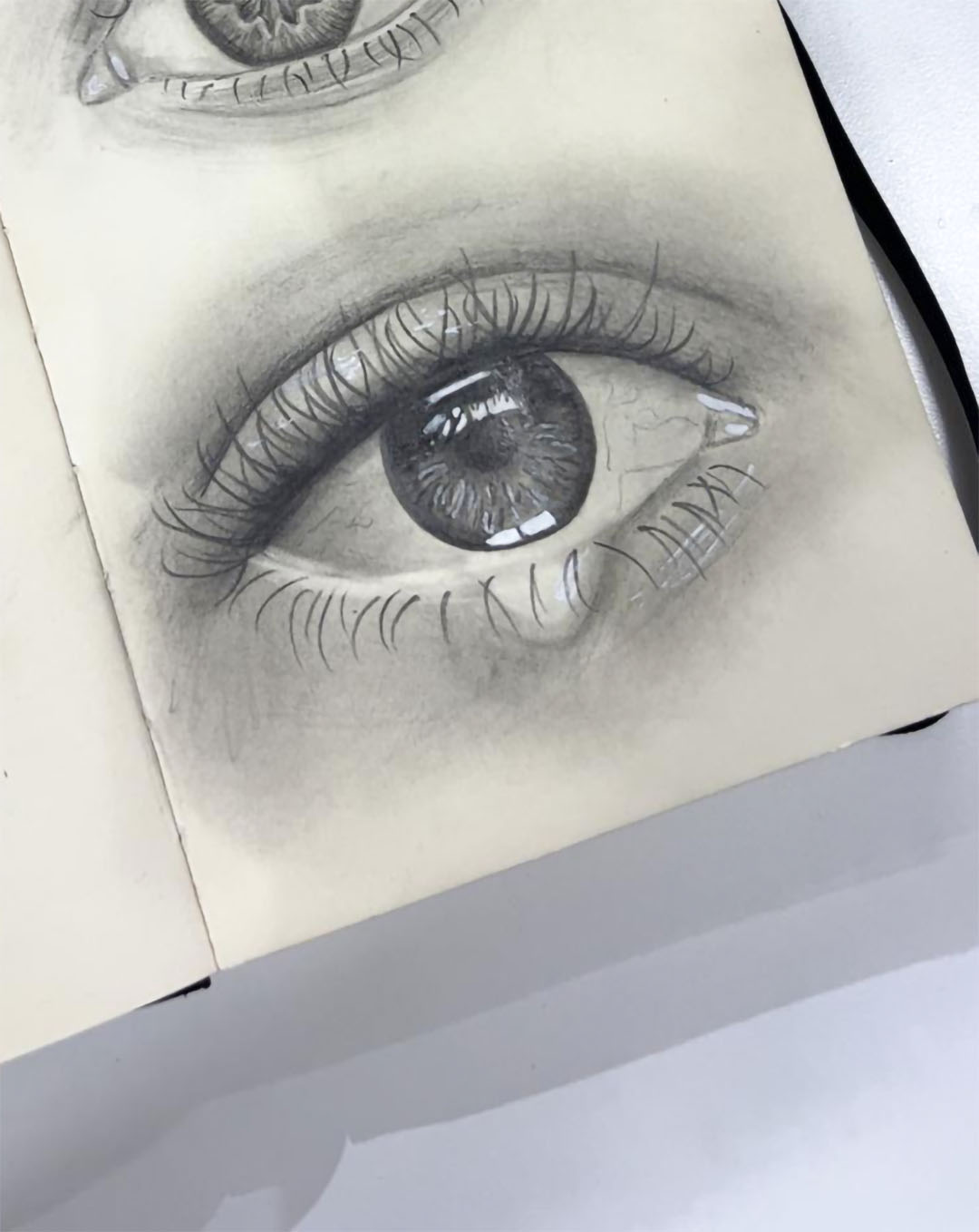 Skissat öga med hjälp av olika hårdheter på skisspennor