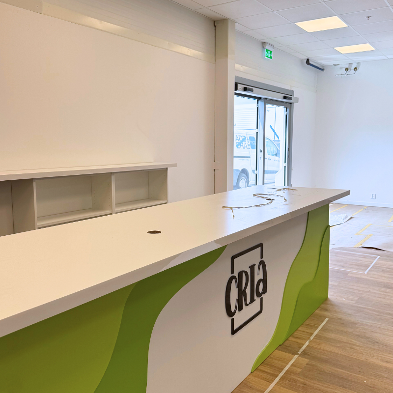 Kassadisk på plats i nya butiken