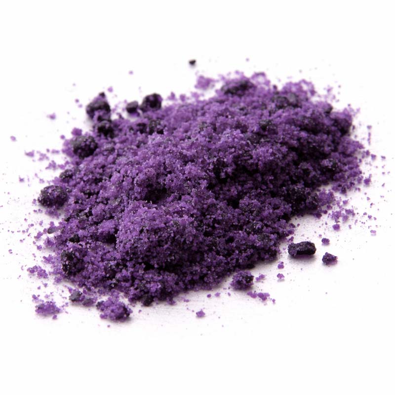 Kromalun är violett Violett kromalun på vit bakgrund, alunkristaller