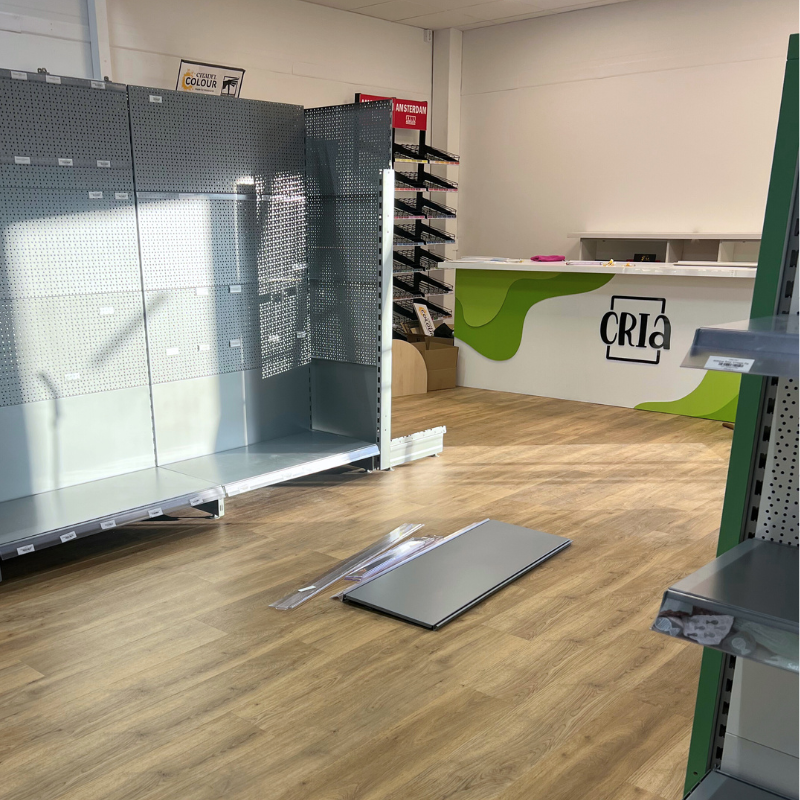 Crias nya butik med bild på hyllor och kassa