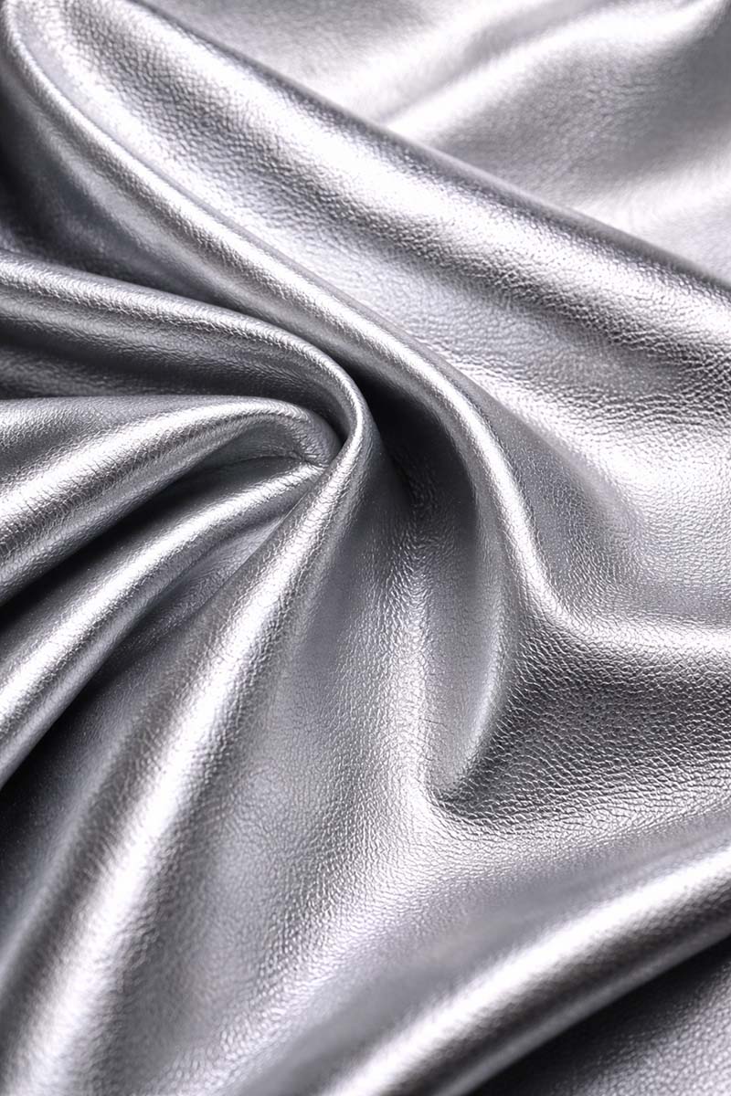 Silvrigt läder Silverfärgat mjukt läder är ofta garvat med Kromalun och inte vanlig alun