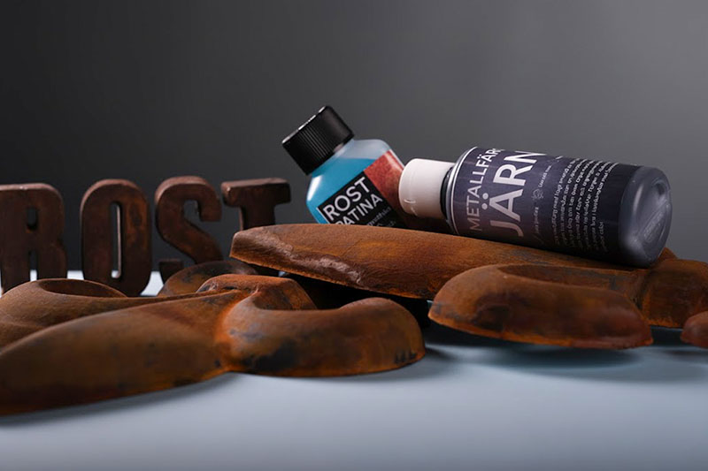 Ordet rost och franska liljor rostade med rostpatina och järnfärg.