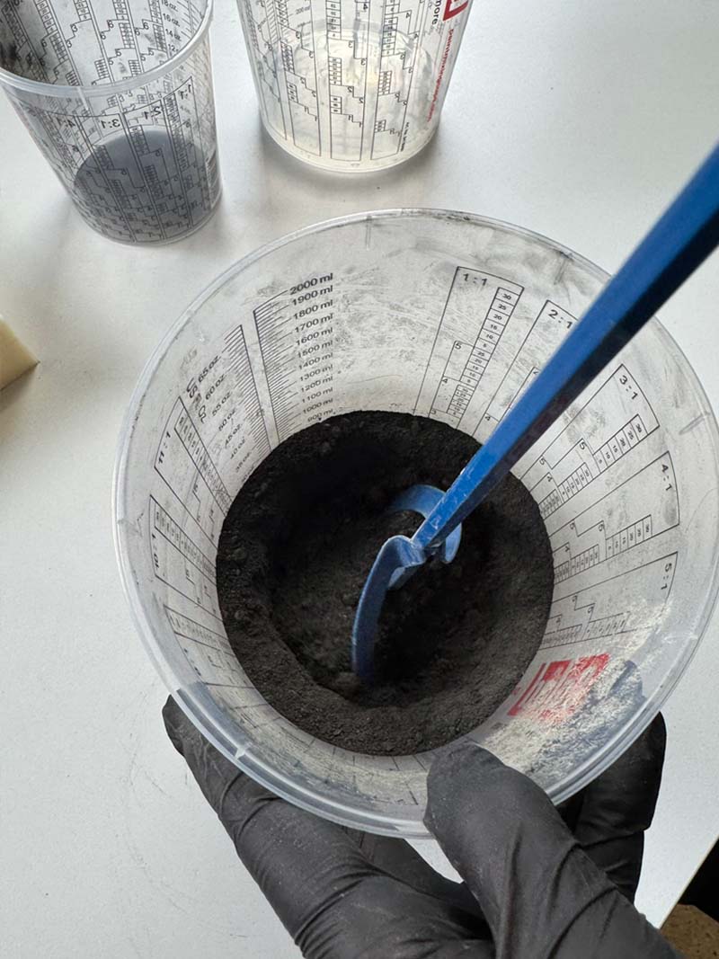 Blanda färgpigment i torr betong ger bäst fördelning av pigment, blanda som på bild med visp eller liknande mekaniskt alternativ