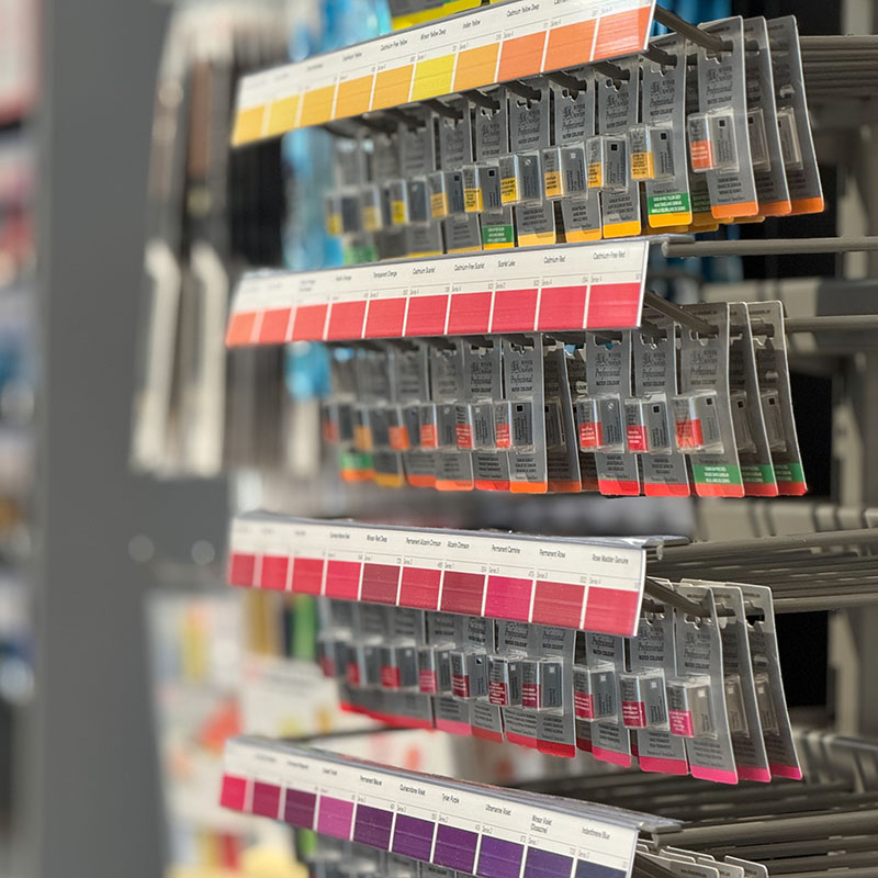 Ett ställ med Winsor & Newton professional Akvarell i Crias butik i Linköping