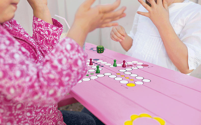 Ett rosa bord med målat spelbräde, Marabu Decorlack