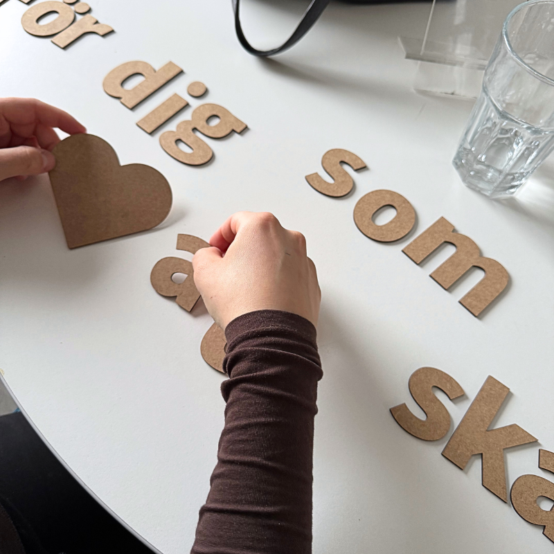 Bokstäver till skylt med texten "för dig som älskar att skapa"