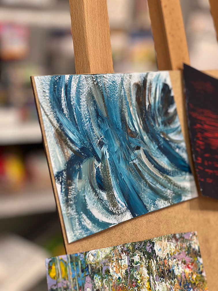 Blå abstrakt målning uppmålad på mixed media papper