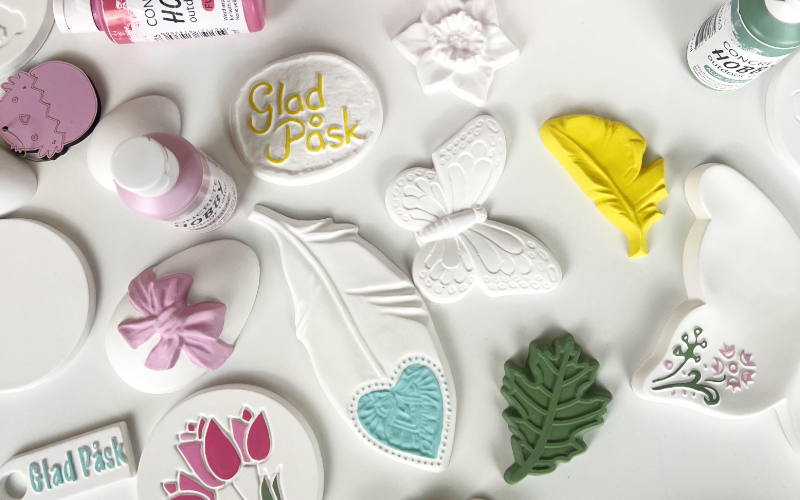 Gjutna former i formgips och är dekorerade med olika färger