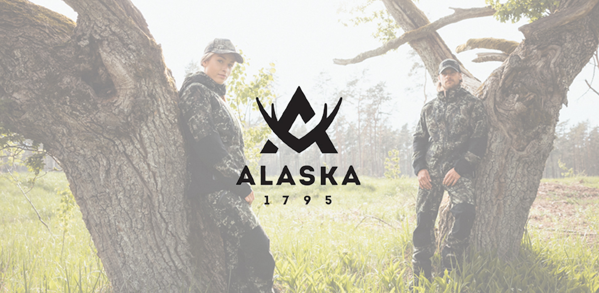 Bild med Alaska logotyp och bakgrund med modeller som bär Alaska jaktkläder