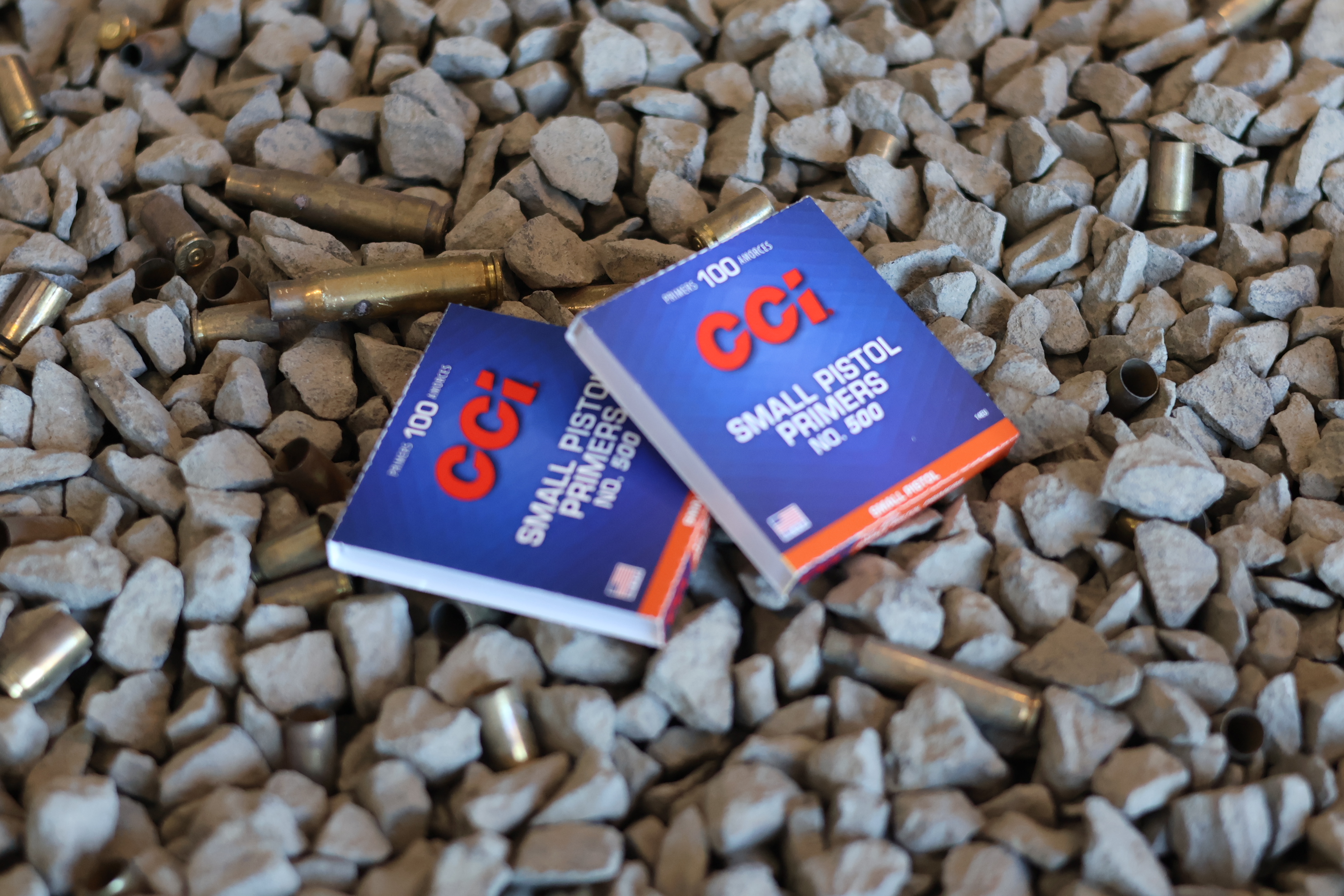Bild på två stycken askar från varumärket CCI som innehåller tändhattar 