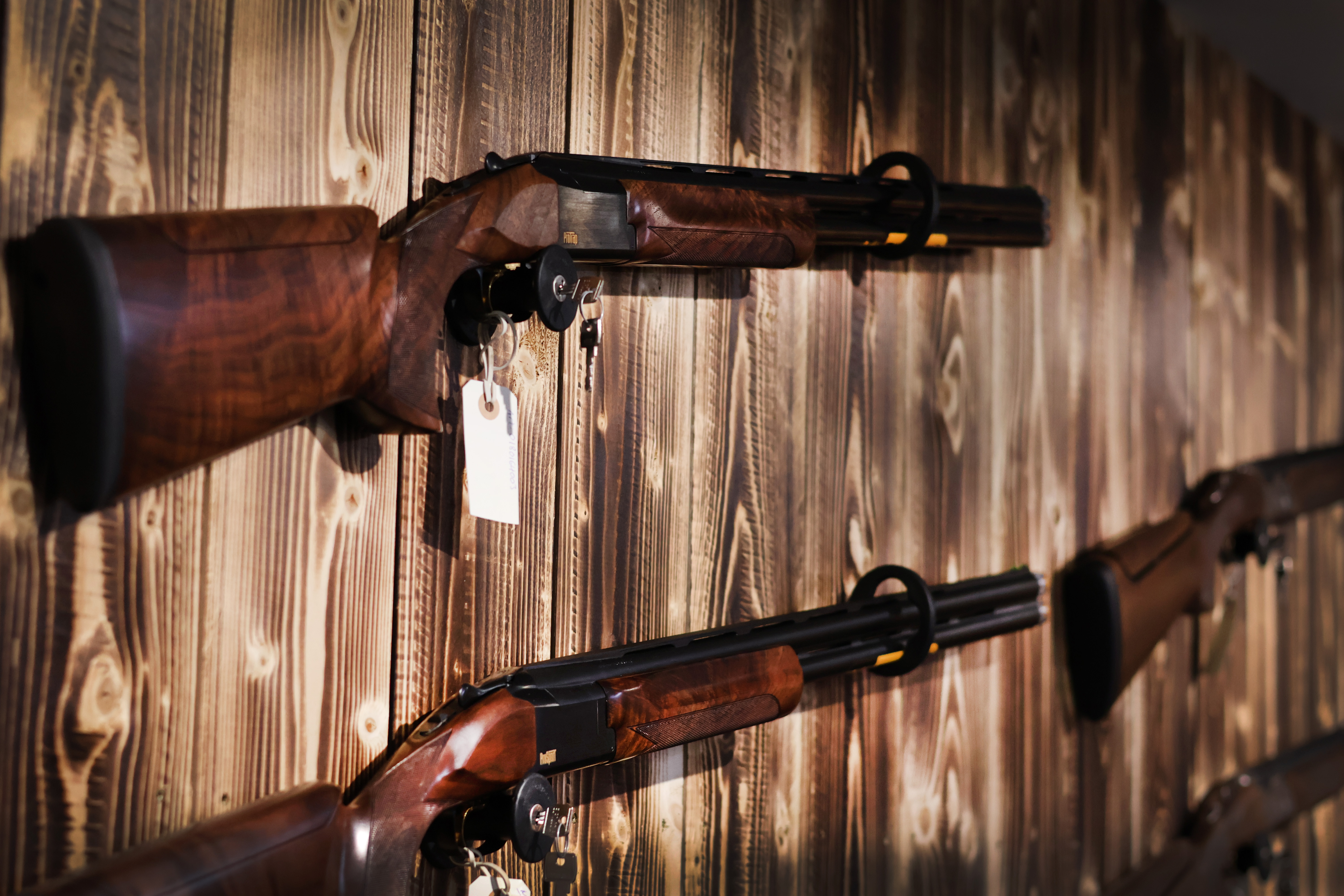 Bild på två stycken gevär som häner i vapenvalvet inne i  Arms & Ammo Centers fysiska butik i Falkenberg. 