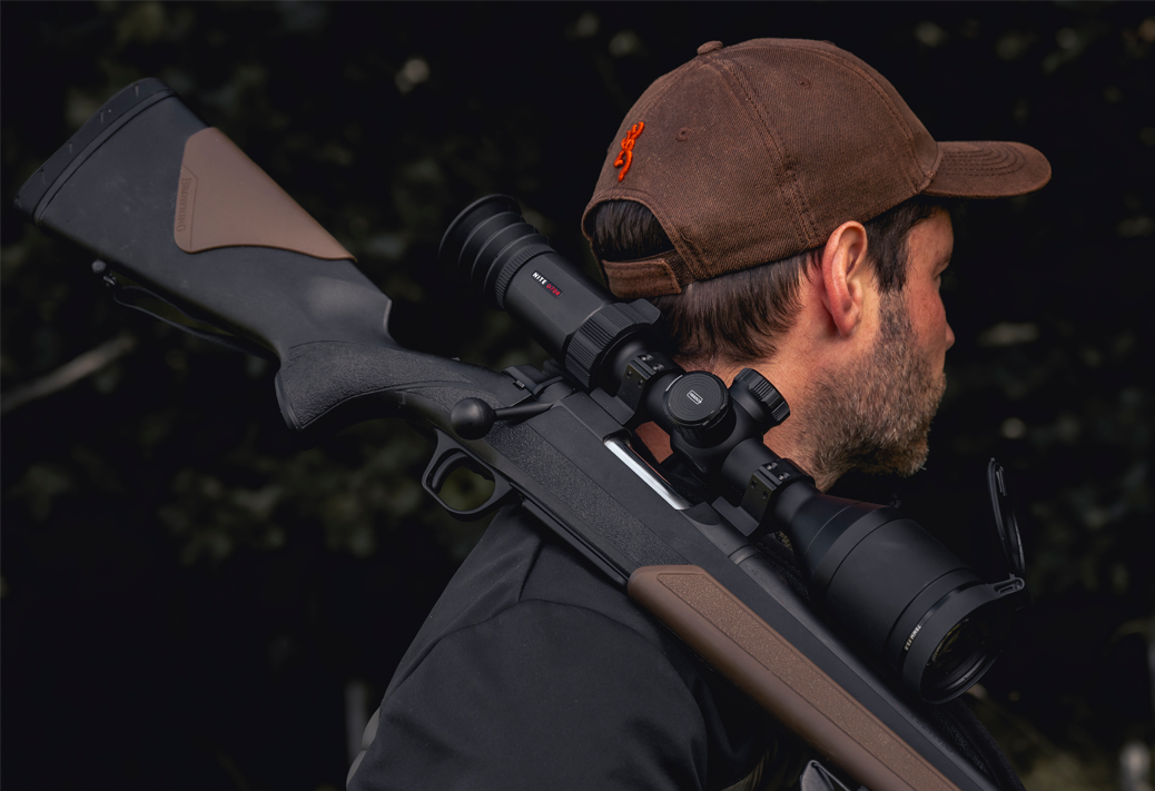 Jägare med ett vapen med ett digitalt- IR-sikte från Nocpix i modell NITE