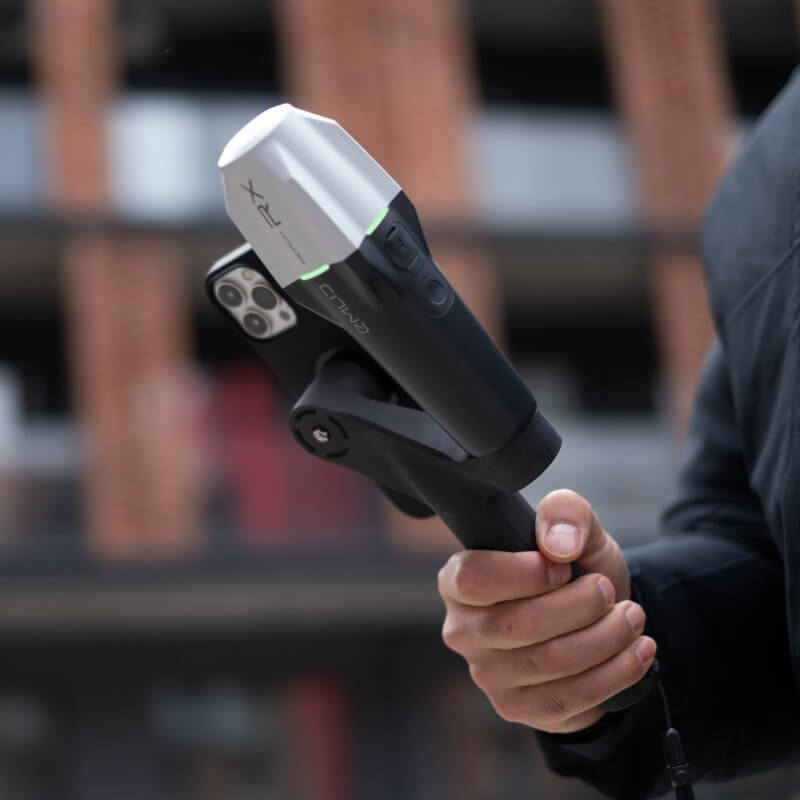 Man som håller i ett Pix4D & Emlid Scanning Kit