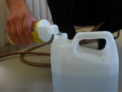 späder ut alkalisk avfettning i 5-litersdunk