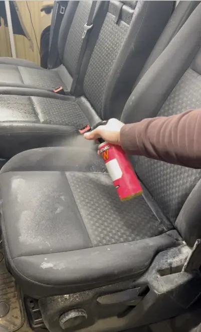 Sprayar Multirengöring på bilsäten