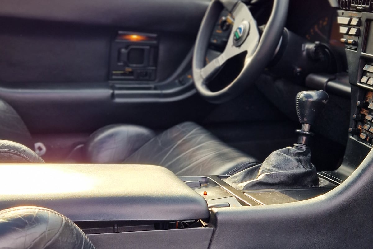 Ratt, säten och mittkonsol i bilens kupé