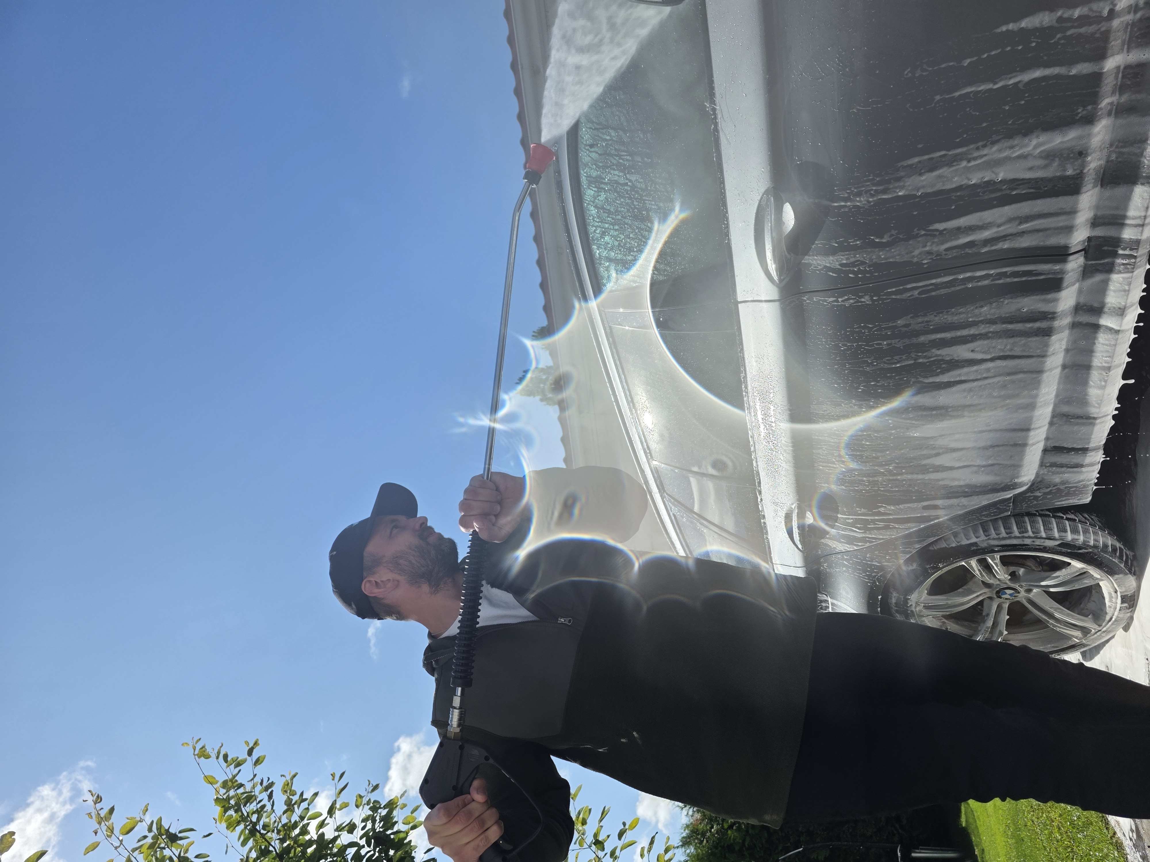 Josef tvättar bilen med högtryckstvätt
