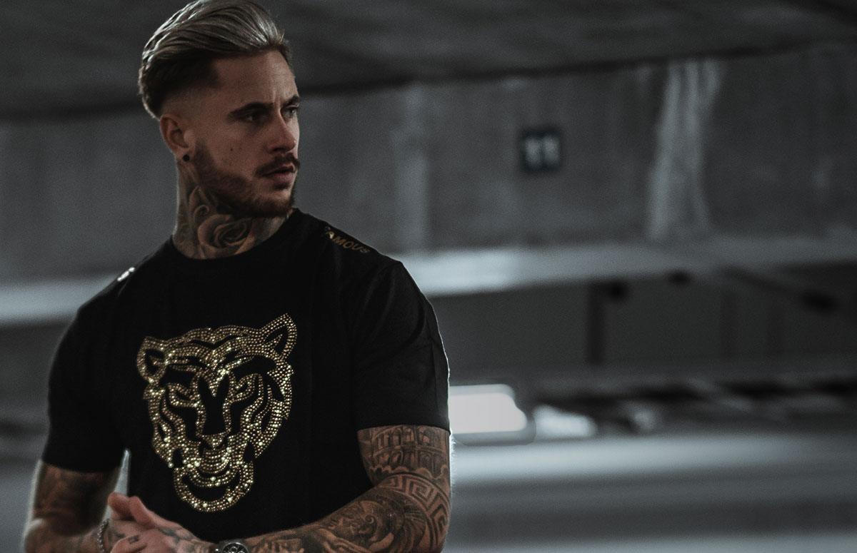 En man med tshirt med tiger på