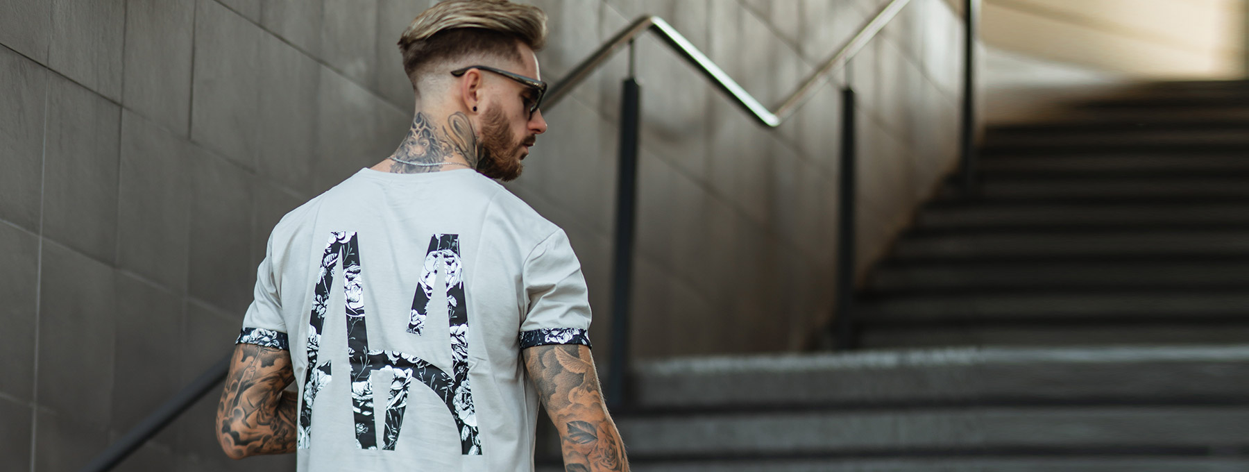 En kille i en grå tshirt.