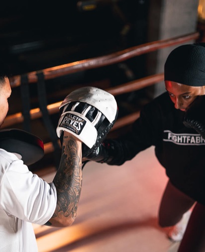 Fighter tränar mitts med Legacy boxningshandskar – premium kampsportsutrustning för boxning, MMA och thaiboxning