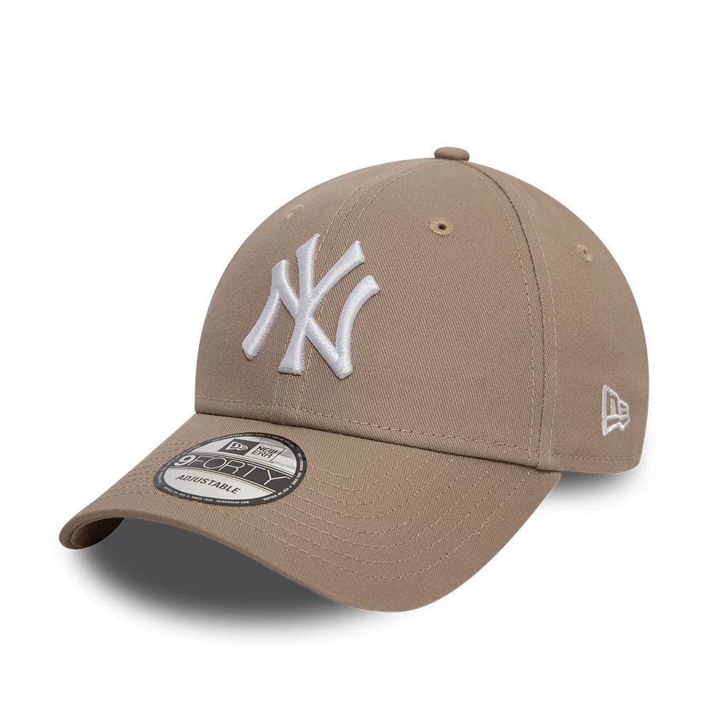 Ljusbrun New Era 9FORTY Yankees-keps med vit NY-brodyr och böjd skärm