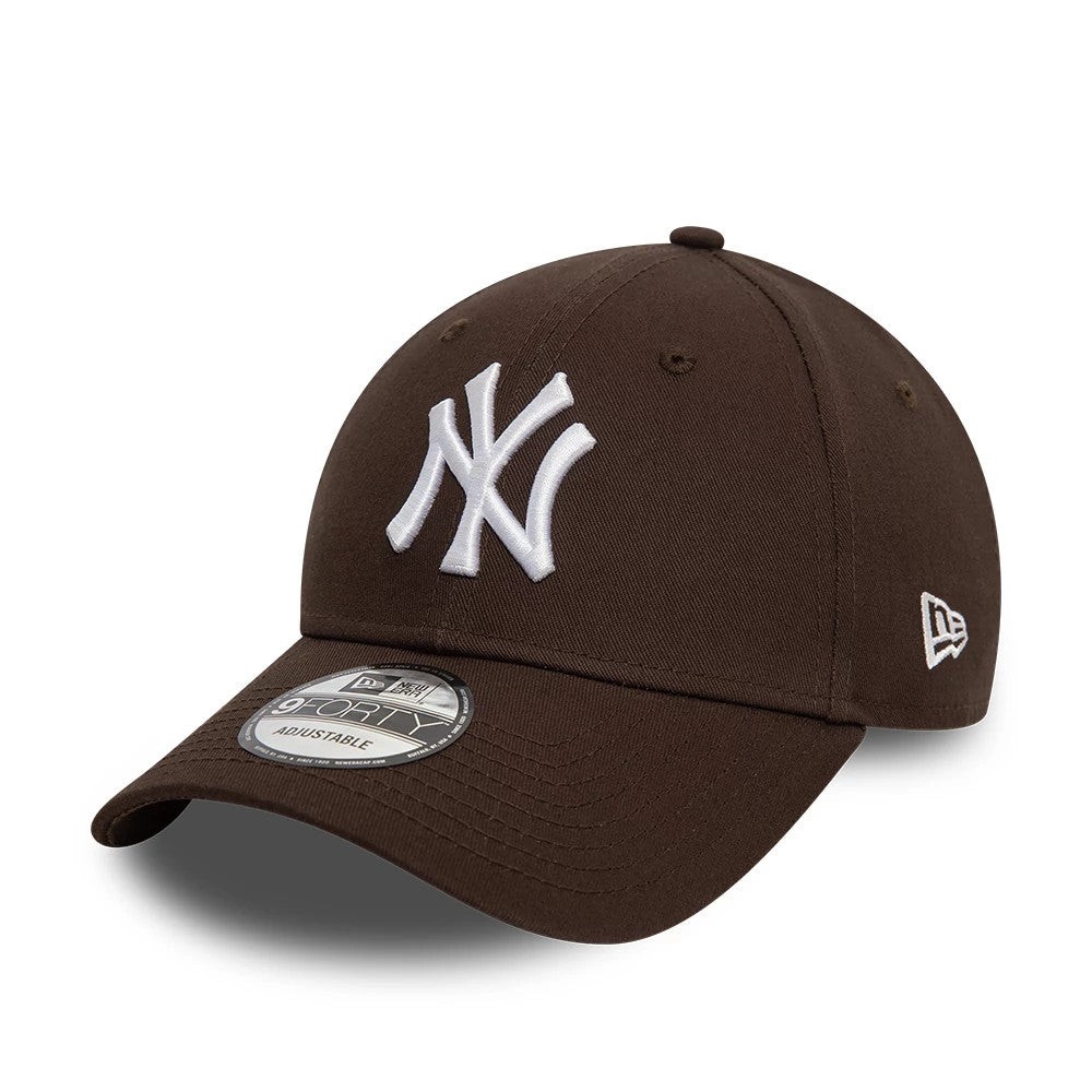 Mörkbrun New Era 9FORTY Yankees-keps med vit NY-brodyr och böjd skärm