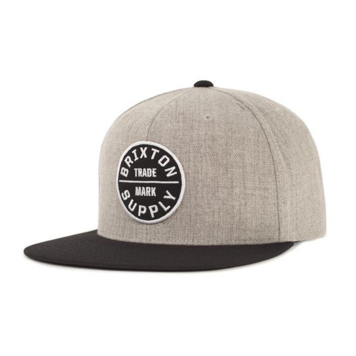 Brixton Oath III med grå krona, svart platt skärm och rund patch