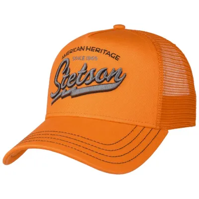 En orange trucker keps med böjd skärm. Den har Stetsons logo broderat på fronten.