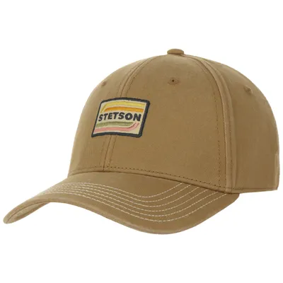 En beige baseballkeps, har Stetson logo på fronten av kepsen.