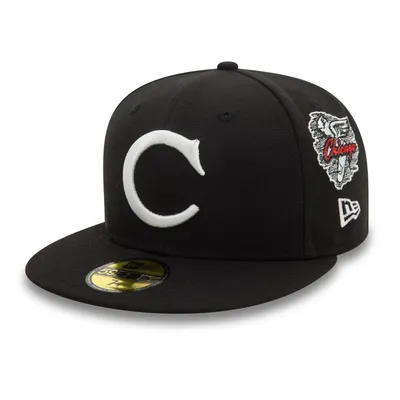 En svart 59fifty keps med Chicago White Sox logo broderat på fronten av kepsen.