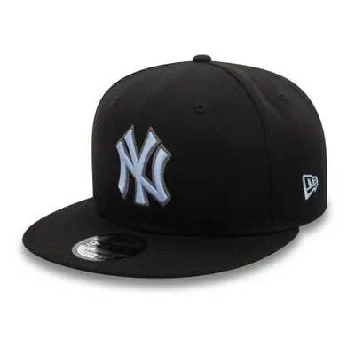 En svart keps med platt skärm som har New York Yankees logo i ljusblå färg på fronten av kepsen. New Eras logo i ljusblå färg på sidan av kepsen. 